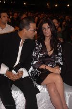 Akshaye Kumar with Twinkle Khanna at the MAX Stardust Awards 2008 on 27th Jan 2008 (67).jpg