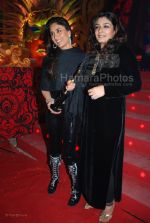Kareena Kapoor & Raveena Tandon at the MAX Stardust Awards 2008 on 27th Jan 2008 (23).jpg