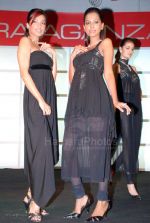 Mugdha Godse at Opulence fashion show in Grand Hyatt at Extravganza show on Feb 22nd 2008 (4).jpg