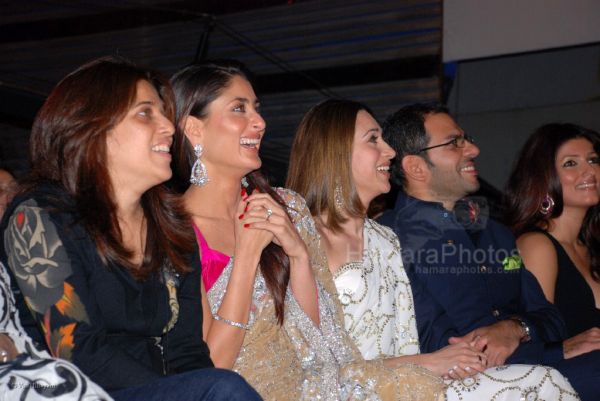 Kareena Kapoor, Karishma Kapoor at the filmfare award ceremony