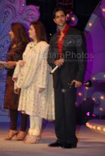 Neeta Ambani,Hrithik Roshan at Gr8_s Women Achiever Awards in ITC Grand Maratha on Feb 26th 2008 (29).jpg