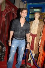 Hrithik Roshan at Neeta Lulla_s store with the team of Jodhaa Akbar in Khar on March 1st 2008(46).jpg