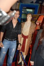 Hrithik Roshan at Neeta Lulla_s store with the team of Jodhaa Akbar in Khar on March 1st 2008(48).jpg