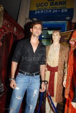 Hrithik Roshan at Neeta Lulla_s store with the team of Jodhaa Akbar in Khar on March 1st 2008(49).jpg