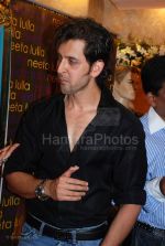 Hrithik Roshan at Neeta Lulla_s store with the team of Jodhaa Akbar in Khar on March 1st 2008(82).jpg