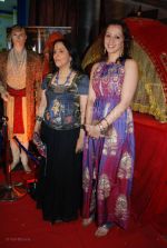 Ila Arun, Ishita Arun at Neeta Lulla_s store with the team of Jodhaa Akbar in Khar on March 1st 2008(25).jpg