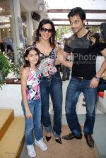 Pooja bedi with daughter and Hanif at the launch of Ice model management with a brunch in association with Peroni in Olive on 2nd march 2008(122).jpg