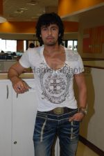 Sonu Nigam records song Punjabi Please with winners of Big 92.7 FM in Big Fm studios on March 3rd 2008(14).jpg