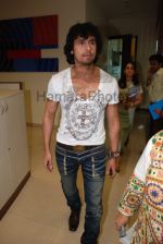 Sonu Nigam records song Punjabi Please with winners of Big 92.7 FM in Big Fm studios on March 3rd 2008(2).jpg