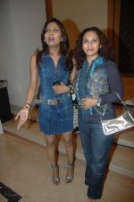 Maninie de with Manasi Joshi at Gr8 Magazines Anu Ranjans Womens day bash at Fun Republic on March 7th 2008.jpg