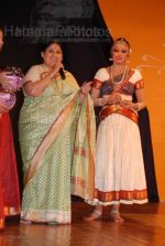 Shubha Mudgal, Shobana at Yami women achiver_s awards and concert in Shanmukhandand Hall on March 7th 2008 (6).jpg