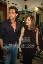 Hrithik Roshan,Suzzane at the launch of WATSON FITNESS in Khar Danda on March 13th 2008(104).jpg