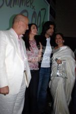 Anupam Kher, Aishwarya Rai, Sikander Kher and Kiron Kher at the Summer 2007 first look in The Club on March 25th 2008(6).jpg