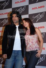 Sikander Kher with Aishwarya Rai at the Summer 2007 first look in The Club on March 25th 2008(10).jpg