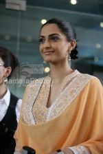 Sonam Kapoor at the FICCI Frames inauguration  in Rennaisance Powai on March 25th 2008(10).jpg