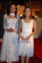 Parul Chauhan and Sarah Khan at Sansui TV Awards on 29th 2008(2).jpg