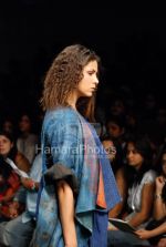 Model walks on the Ramp for Kiran Uttam Ghosh in Lakme India Fashion Week on March 30th 2008(26).jpg