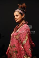 Model walks on the Ramp for Sonam Dubal in Lakme India Fashion Week on March 30th 2008(21).jpg