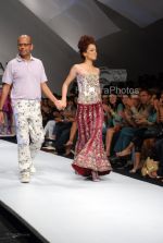 Kangana Ranaut walks on the Ramp for Narendra Kumar Ahmed in Lakme India Fashion Week on March 31th 2008(5).jpg