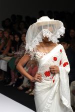 Model walks on the ramp for Deepti Toor in Lakme Fashion Week on April 2nd 2008(19).jpg