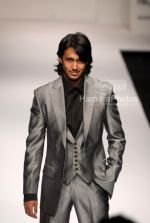 Model walks on the ramp for Sanjay Malhotra in Lakme Fashion week on April 2nd 2008(3).jpg