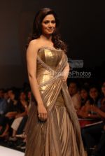 Sridevi walks on the ramp for Priya and Chintan Show in Lakme Fashion week on April 2nd 2008(2).jpg