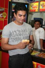 Madhavan having Vada Pav in  Jumbo King, Parle on April 3rd 2008(10).jpg