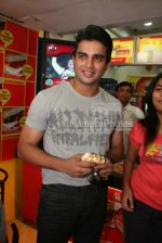 Madhavan having Vada Pav in  Jumbo King, Parle on April 3rd 2008(13).jpg