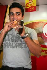 Madhavan having Vada Pav in  Jumbo King, Parle on April 3rd 2008(5).jpg