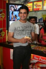 Madhavan having Vada Pav in  Jumbo King, Parle on April 3rd 2008(7).jpg