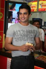 Madhavan having Vada Pav in  Jumbo King, Parle on April 3rd 2008(9).jpg