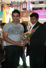 Madhavan having Vada Pav in  Jumbo King, Parle on April 3rd 2008(1).jpg