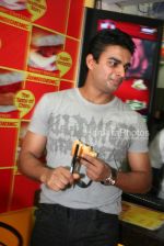 Madhavan having Vada Pav in  Jumbo King, Parle on April 3rd 2008(11).jpg