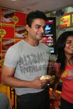 Madhavan having Vada Pav in  Jumbo King, Parle on April 3rd 2008(15).jpg