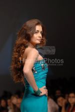 Dia Mirza walks the ramp for Arshiya in LIFW on 3rd April 2008 (10).jpg