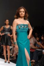 Dia Mirza walks the ramp for Arshiya in LIFW on 3rd April 2008 (23).jpg