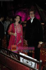 Juhi Chawla, Amitabh Bachchan at Chhote Ustad finals (4).jpg