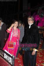 Juhi Chawla, Amitabh Bachchan at Chhote Ustad finals (5).jpg