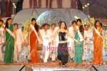 Kareena Kapoor at Femina Miss India Finals in Andheri Sports Complex on April 5th 2008(13).jpg