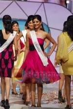 at Femina Miss India Finals in Andheri Sports Complex on April 5th 2008(46).jpg