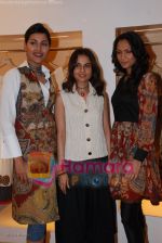 Tapur Chatterjee, Asmita Marwa and Shamita Singha at Designer Asmita Marwa_s Lakme Fashion Week preview in Aza, Kemps Corner on March 20th 2008 (4).jpg