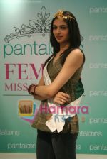 Femina Miss India finalists visit Pantaloon store in  Megamall on April 8th 2008 (32).jpg
