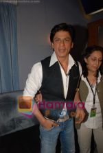 Shahrukh Khan meets the media on the sets of Kya Aap Paanchvi Paas Se Tez Hai in  Filmcity on April 8th 2008 (42).jpg