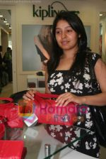 Sunidhi Chauhan at the Kipling Store, Skyzone, Phoenix Mills on April 9th 2008 (32).jpg