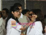 Karan Johar, Kajol, Tanishaa at Shomu Mukherjee_s Funeral (18).jpg