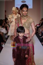 Bipasha Basu showcasing Neeta Lullas designer collection at Dubai Fashion Week on April 11th 2008 (10).JPG