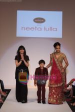 Bipasha Basu showcasing Neeta Lullas designer collection at Dubai Fashion Week on April 11th 2008 (12).JPG