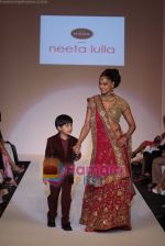 Bipasha Basu showcasing Neeta Lullas designer collection at Dubai Fashion Week on April 11th 2008 (4).JPG