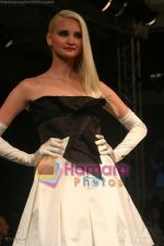 Model walks on the ramp for Neeta Lullas fashion show presented by Gitanjali in ITC Parel on April 12th 2008 (15).jpg