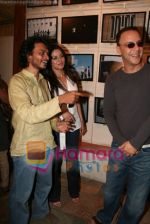 Vidhu Vinod Chopra and Mahima Chaudhry at Hope Little Sugar photo exhibition in Out of the Blue on April 12th 2008 (5).jpg